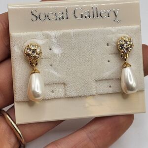 New WIth Tags Social Gallery Pearl Drop Earrings 1in